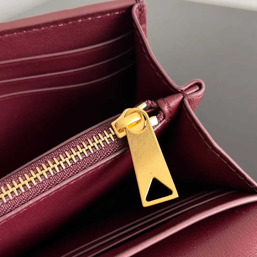 Batch 1160 BV Andiamo clutch wallet is super high-end🤎🤎How come the long clutch bag is so exquisite~ The braided style bag surface paired with all-copper hardware is really warm and high-end. The bag body is super light and can be grabbed easily! It can store a lot of small items and large mobile phones ~ very practical for daily use. Style number: 741504 Size: 19*11.5*3